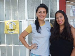 Natalia López, docente responsable de la institución, fundadora y guía Montessori, junto a Lorena Cornejo, docente de Taller (nivel Primario).