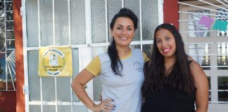 Natalia López, docente responsable de la institución, fundadora y guía Montessori, junto a Lorena Cornejo, docente de Taller (nivel Primario).