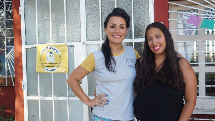 Natalia López, docente responsable de la institución, fundadora y guía Montessori, junto a Lorena Cornejo, docente de Taller (nivel Primario).